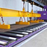 Wheelabrator RB typ G - rullbanebläster med magnetlyft som lastar material
