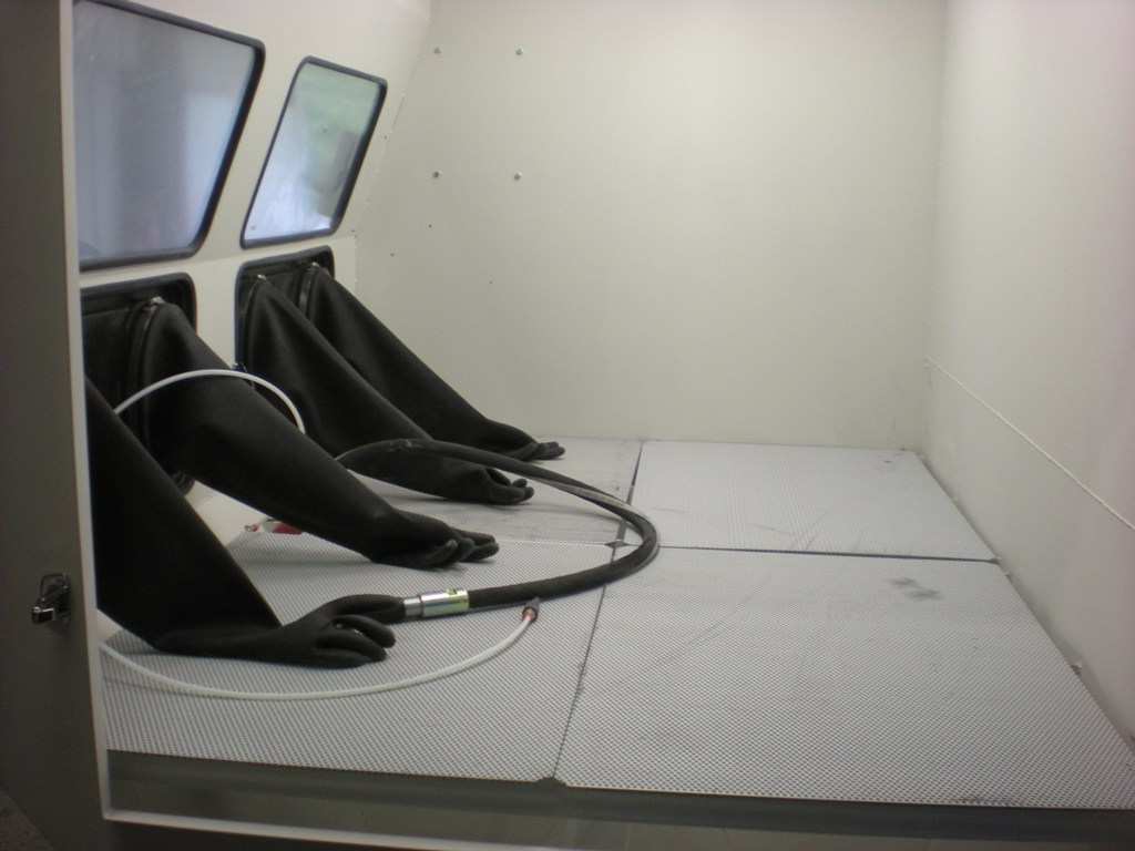 Wheelabrator Ventus - Blästerskåp inifrån med två arbetsstationer
